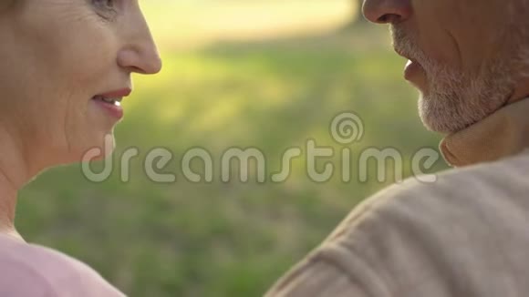 恋爱中的老夫妻谈情说爱相互理解热情的亲吻感情视频的预览图