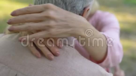 老人温柔地吻着妻子拥抱着幸福地与老人一起特写视频的预览图