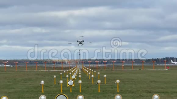 飞机降落在机场视频的预览图