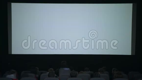 观众为结束的电影鼓掌观众离开电影院鼓掌视频的预览图