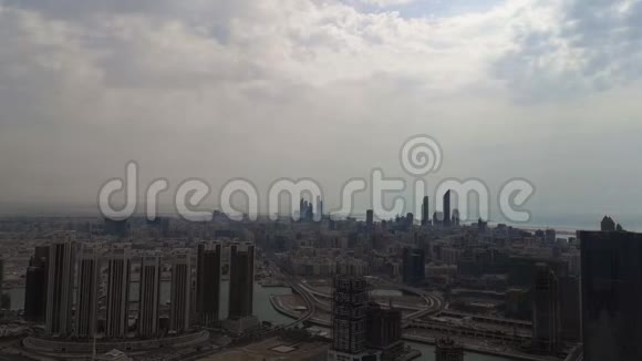 阿联酋中东阿布扎比城市天际线和摩天大楼在多云天空中的空中时光流逝视频的预览图