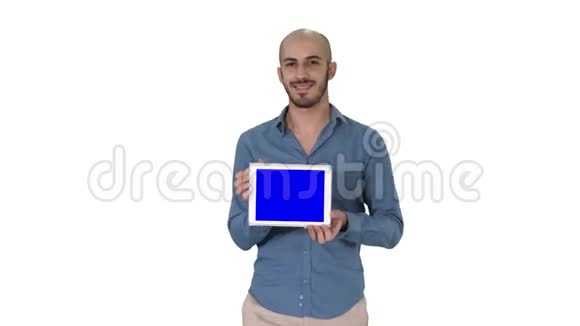 阿拉伯男人走路展示平板电脑呈现白色背景视频的预览图