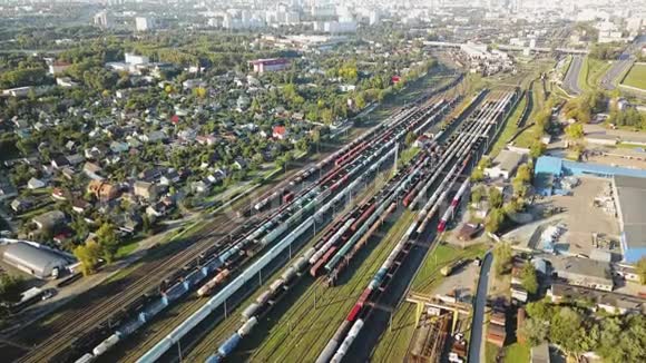 铁路枢纽或铁路终点站的空中静态鸟眼镜头视频的预览图