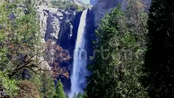 约塞米蒂山谷的布里德尔维尔瀑布视频的预览图