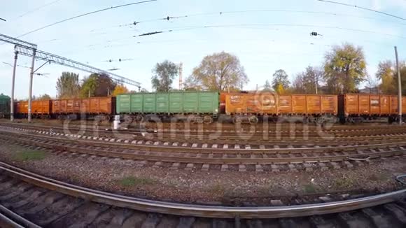 乌克兰设有货车的火车站视频的预览图