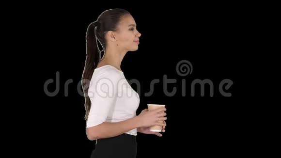 放松时尚的女商人在阿尔法频道喝咖啡视频的预览图