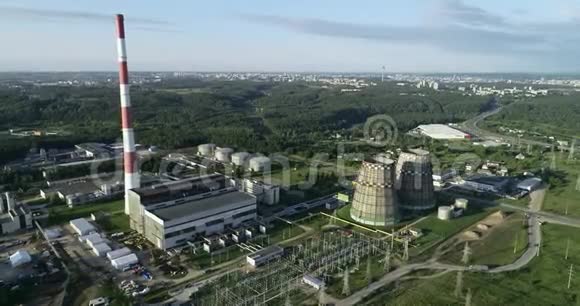 立陶宛维尔纽斯热电厂建设区靠近加鲁奈市场很大的烟囱森林视频的预览图