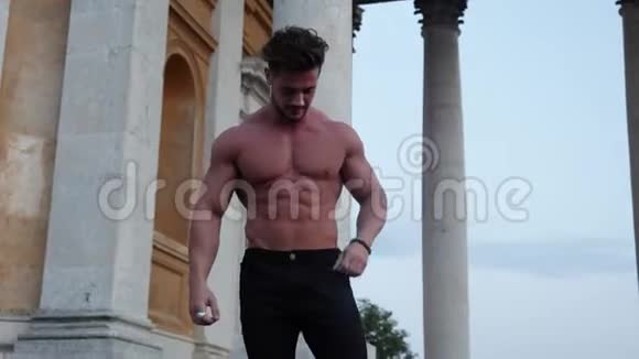 欧洲城市英俊肌肉发达赤膊男子视频的预览图