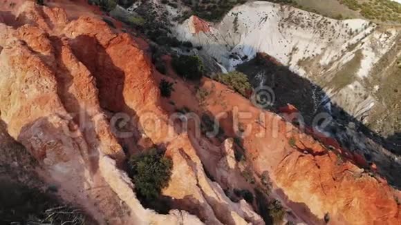 内华达州沙漠红岩组的空中拉回镜头视频的预览图