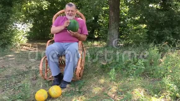 一位资深农夫坐在柳条椅上展示他的有机西瓜视频的预览图