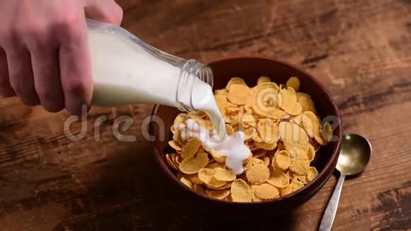 早餐加牛奶的玉米片视频的预览图