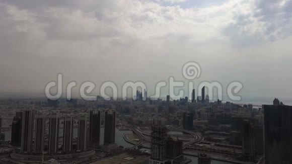 阿联酋中东阿布扎比城市天际线和摩天大楼在多云天空中的空中时光流逝视频的预览图