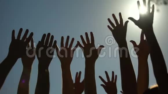 人们举手和握手投票支持民主志愿活动视频的预览图