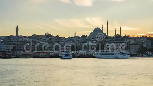土耳其伊斯坦布尔土耳其伊斯坦布尔加拉塔大桥附近的港口昼夜间隔时间视频的预览图