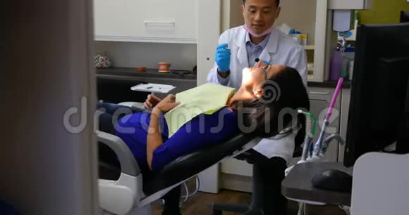 男性牙医检查女性病人4k视频的预览图