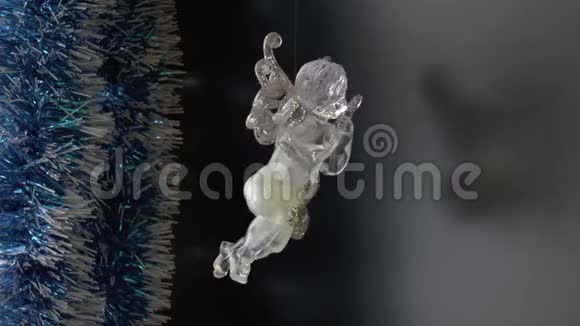 一个天使弹奏着琴旋转着的白色闪闪发光的身影视频的预览图