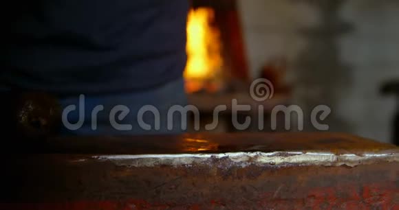 金属匠在工厂的铁砧上放置工具视频的预览图