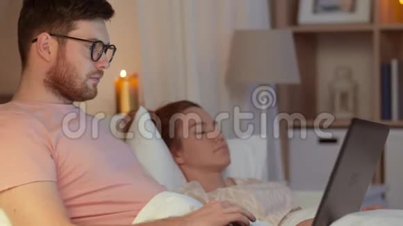 女朋友睡觉的时候男人用笔记本电脑视频的预览图
