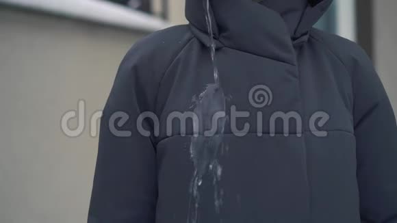在外面一层灰色的防水外套上浇满了水流视频的预览图