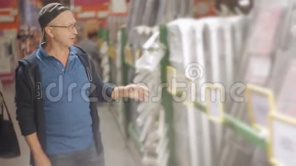 男性建筑超市买家自己选择梯子视频的预览图