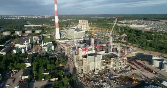 立陶宛维尔纽斯热电厂建设区靠近加鲁奈市场很大的烟囱森林视频的预览图