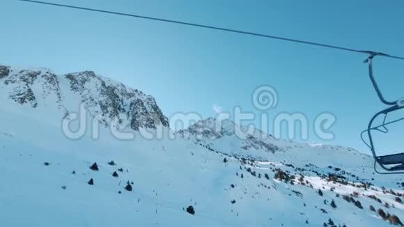 在阳光明媚的冬日乘坐滑雪椅视频的预览图
