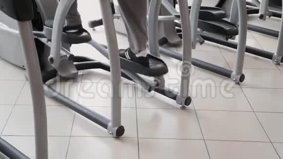健身房成员在现代交叉步行和跑步机设备上锻炼视频的预览图