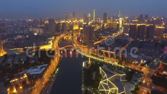 中国天津夜间现代建筑与城市景观航拍视频的预览图