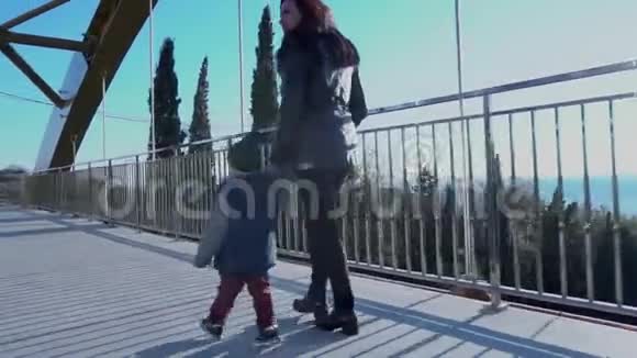 妈妈和小儿子过桥视频的预览图