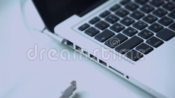 将USB硬盘连接到停止运动的笔记本电脑现代计算机技术视频的预览图