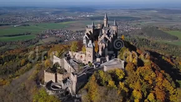 德国霍亨佐伦城堡的鸟瞰图视频的预览图