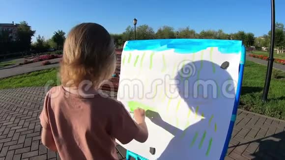一个男孩在街上画了一幅画视频的预览图