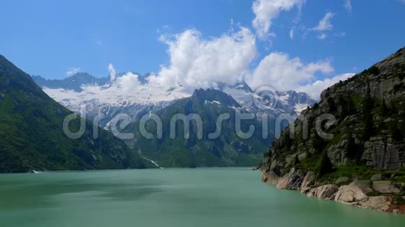 瑞士阿尔卑斯山奇妙的山湖瑞士令人惊叹的自然视频的预览图