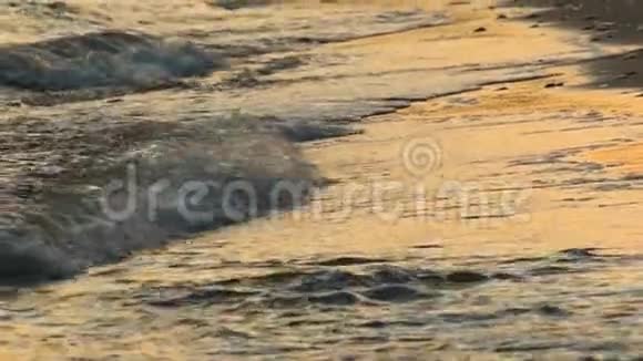 日落时的海浪沙滩沙滩夏季和旅游概念视频的预览图