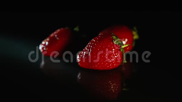 一滴水落在草莓上视频的预览图