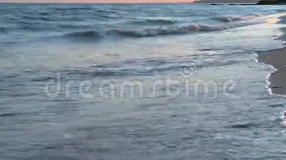 日落时的海浪沙滩沙滩夏季和旅游概念视频的预览图