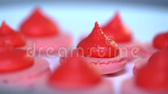 粉红色的孤立的马卡龙蛋糕旋转法式玛卡龙饼干加甘纳奇或奶油馅烹饪视频的预览图
