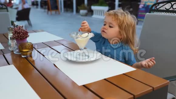 儿童童年儿童幸福观念可爱的学步男孩吃冰淇淋开心的孩子玩得开心视频的预览图