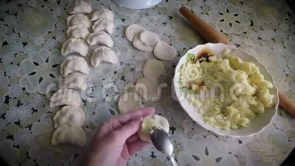 家庭主妇用土豆煮饺子的过程视频的预览图