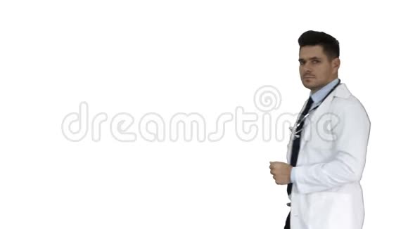 友好和好玩的男性医生和自信的谈话与相机在白色背景视频的预览图