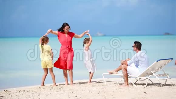 年轻的家庭在度假中玩得很开心妈妈和她漂亮的孩子在沙滩上跳舞视频的预览图