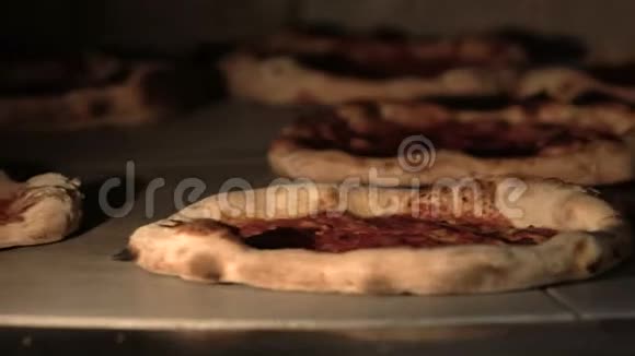 披萨是用现代电烤箱烤的视频的预览图
