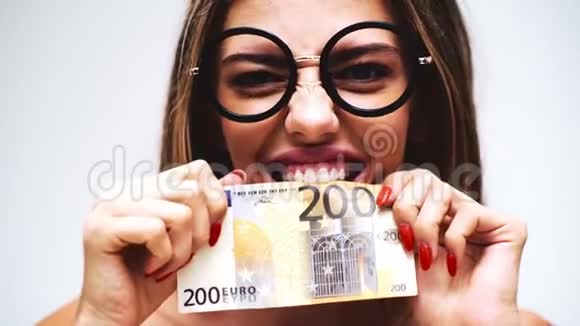 女人撕钱贷款概念银行概念金钱情人信用概念视频的预览图