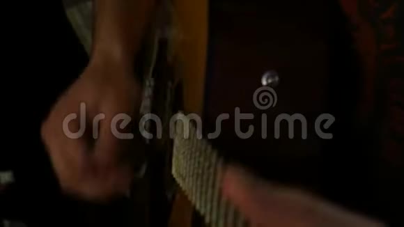 吉他手熟练地演奏七弦吉他与灵感4K视频的预览图