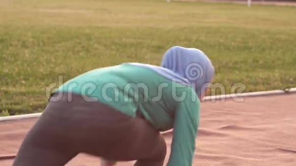 穆斯林女运动员戴头巾在起点慢莫视频的预览图