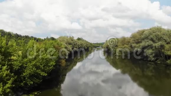 温带气候区一条河的无人机射击欧洲乌克兰文尼西亚空中飞行视频的预览图