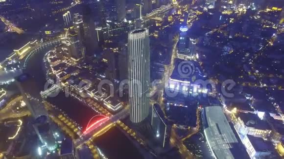 中国天津夜间现代建筑与城市景观航拍视频的预览图