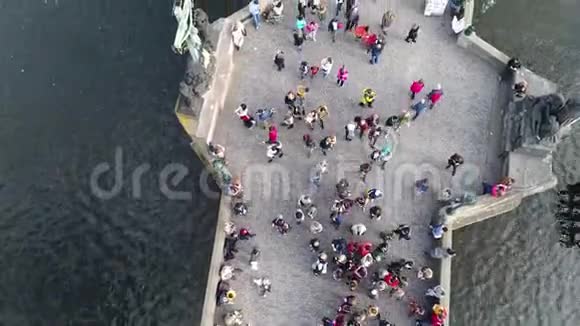 布拉格的查尔斯桥顶景历史遗产古老的欧洲城市视频的预览图