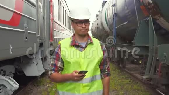 铁路工人的肖像去火车站视频的预览图