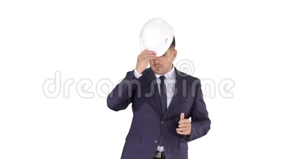 穿西装的建筑工人在白色背景上戴上头盔安全概念视频的预览图